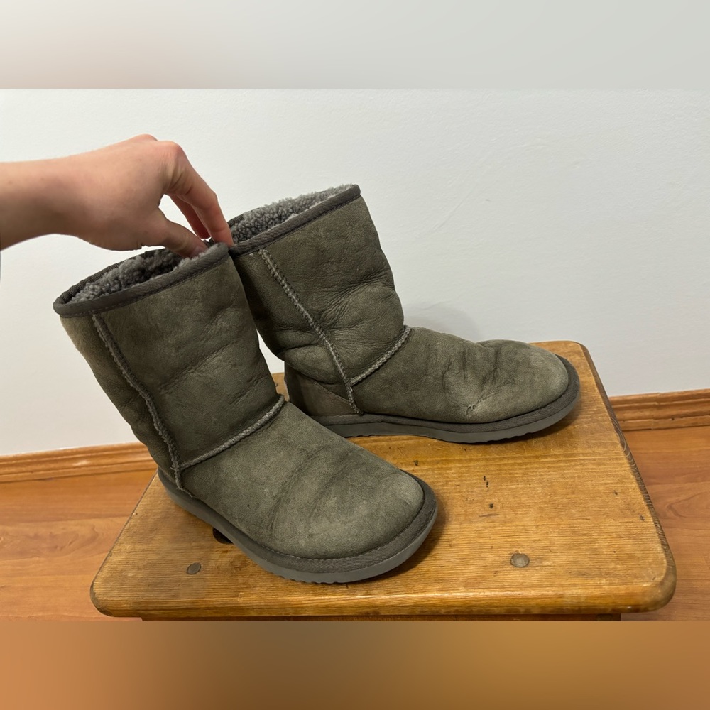 UGG Classic Short Boot - Picture 3 of 8